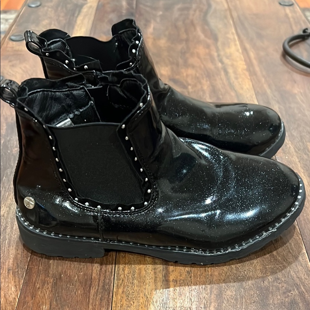 Tahari Black Patent Leather Girls Ankle Boots With Studded Detailes Size 2